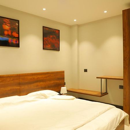 Apt# One-Four-Two - With Lift - High Speed Wifi - Smart Tv New Delhi Buitenkant foto