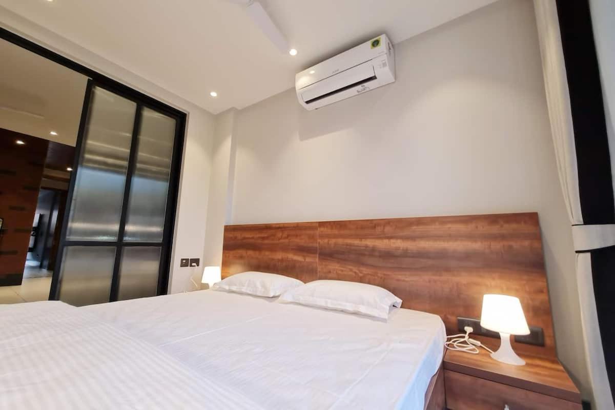 Apt# One-Four-Two - With Lift - High Speed Wifi - Smart Tv New Delhi Buitenkant foto