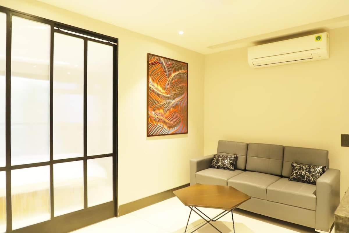 Apt# One-Four-Two - With Lift - High Speed Wifi - Smart Tv New Delhi Buitenkant foto