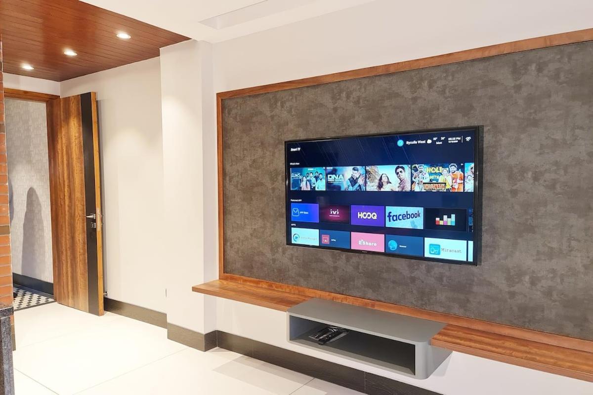 Apt# One-Four-Two - With Lift - High Speed Wifi - Smart Tv New Delhi Buitenkant foto
