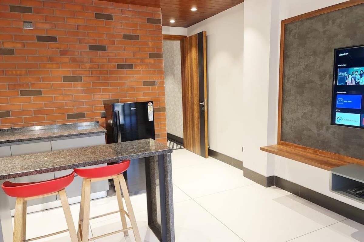 Apt# One-Four-Two - With Lift - High Speed Wifi - Smart Tv New Delhi Buitenkant foto