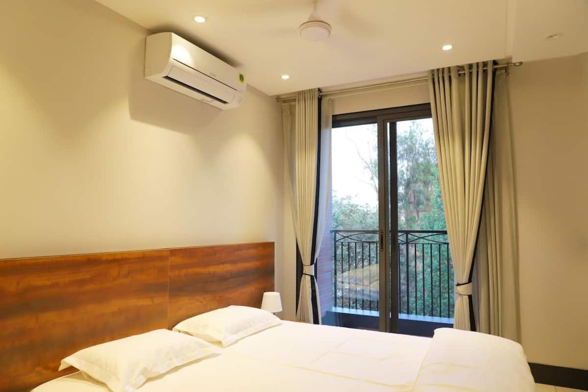 Apt# One-Four-Two - With Lift - High Speed Wifi - Smart Tv New Delhi Buitenkant foto