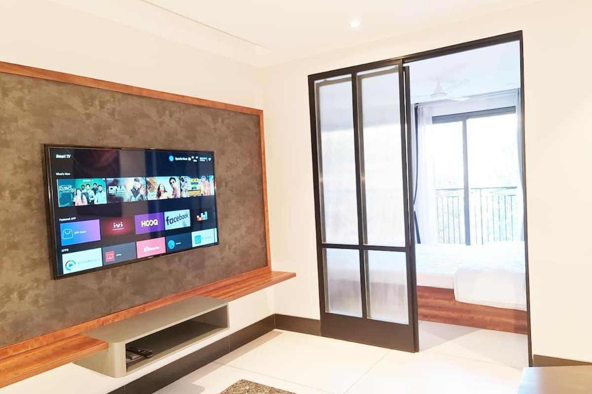 Apt# One-Four-Two - With Lift - High Speed Wifi - Smart Tv New Delhi Buitenkant foto